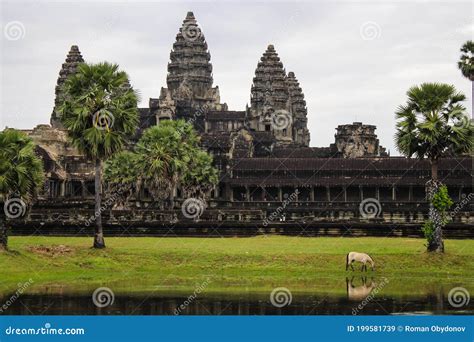 El Motín de Khmers en Angkor Wat: Un Desafío Militar y Religioso al Poder Real